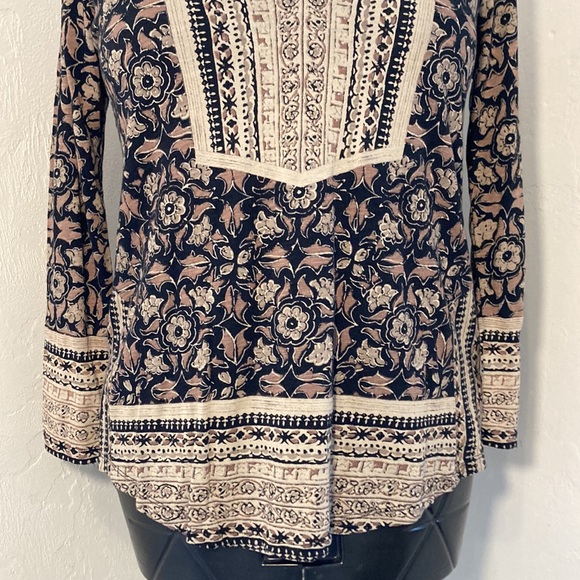 Lucky Brand Women’s Small Long Sleeve V-neck Shirt - Picture 3 of 13